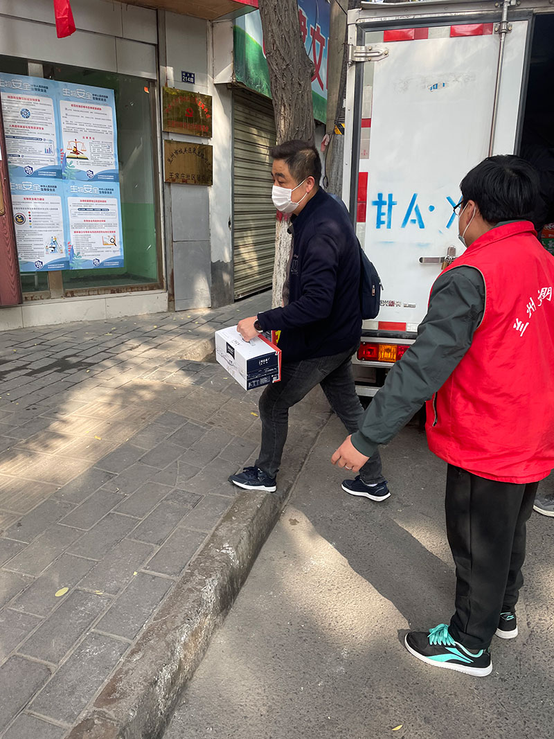 愛心捐贈暖人心，攜手共濟(jì)戰(zhàn)疫情——甘肅鴻成招標(biāo)代理有限公為抗疫一線的工作人員捐贈物資(圖1)